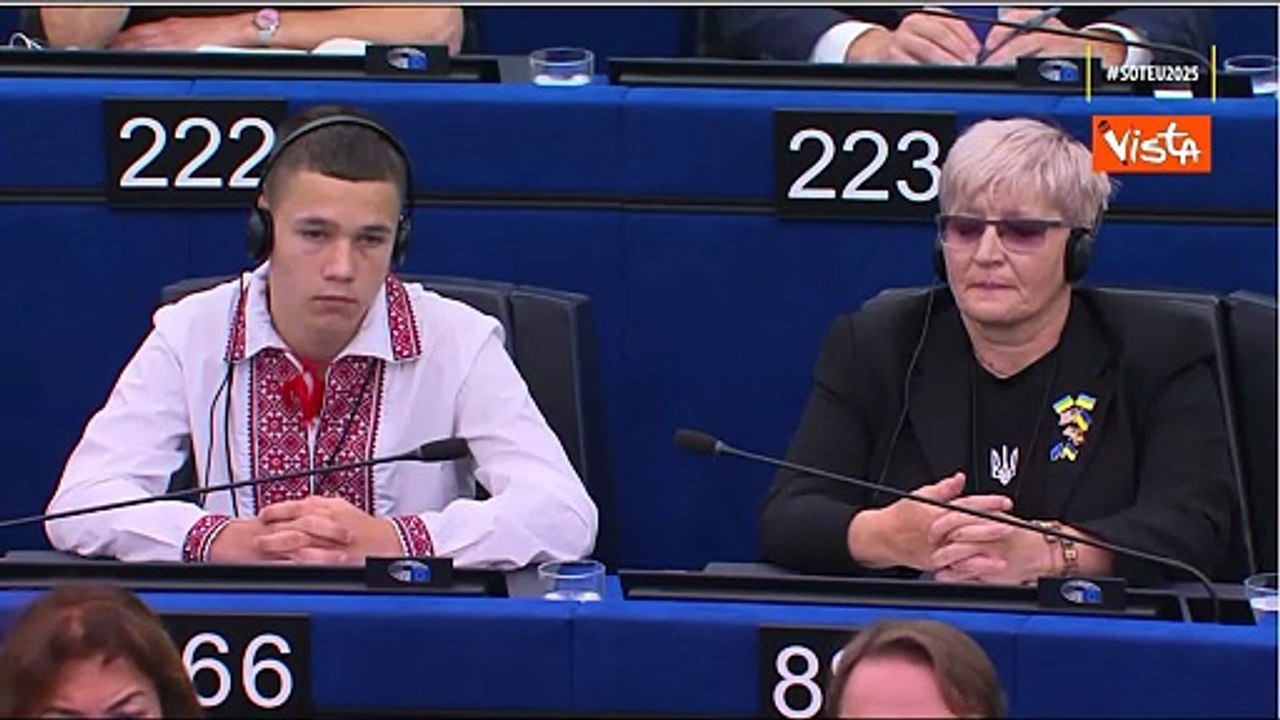 Standing ovation a Strasburgo per Sasha rapito dai russi e per la nonna ucraina che lo ha salvato