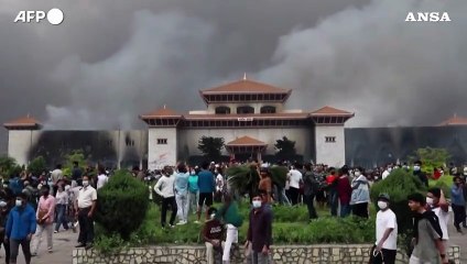 Nepal, fuoco e fiamme: edifici governativi incendiati dai manifestanti