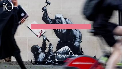 Un giudice picchia un manifestante: il nuovo murale di Banksy scuote Londra