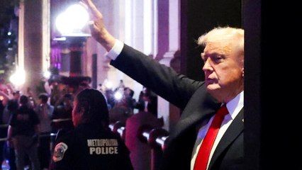 Donald Trump hué et qualifié de « Hitler de notre époque » dans un restaurant de Washington