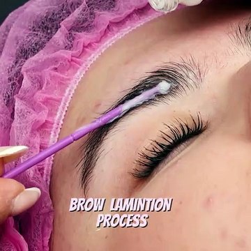 Pampering this beauty with a brow lamination process😍