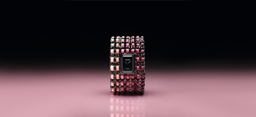 ساعة PREMIÈRE CUFF BLUSH من شانيل تضفي الأنوثة والرقي إلى إطلالاتك