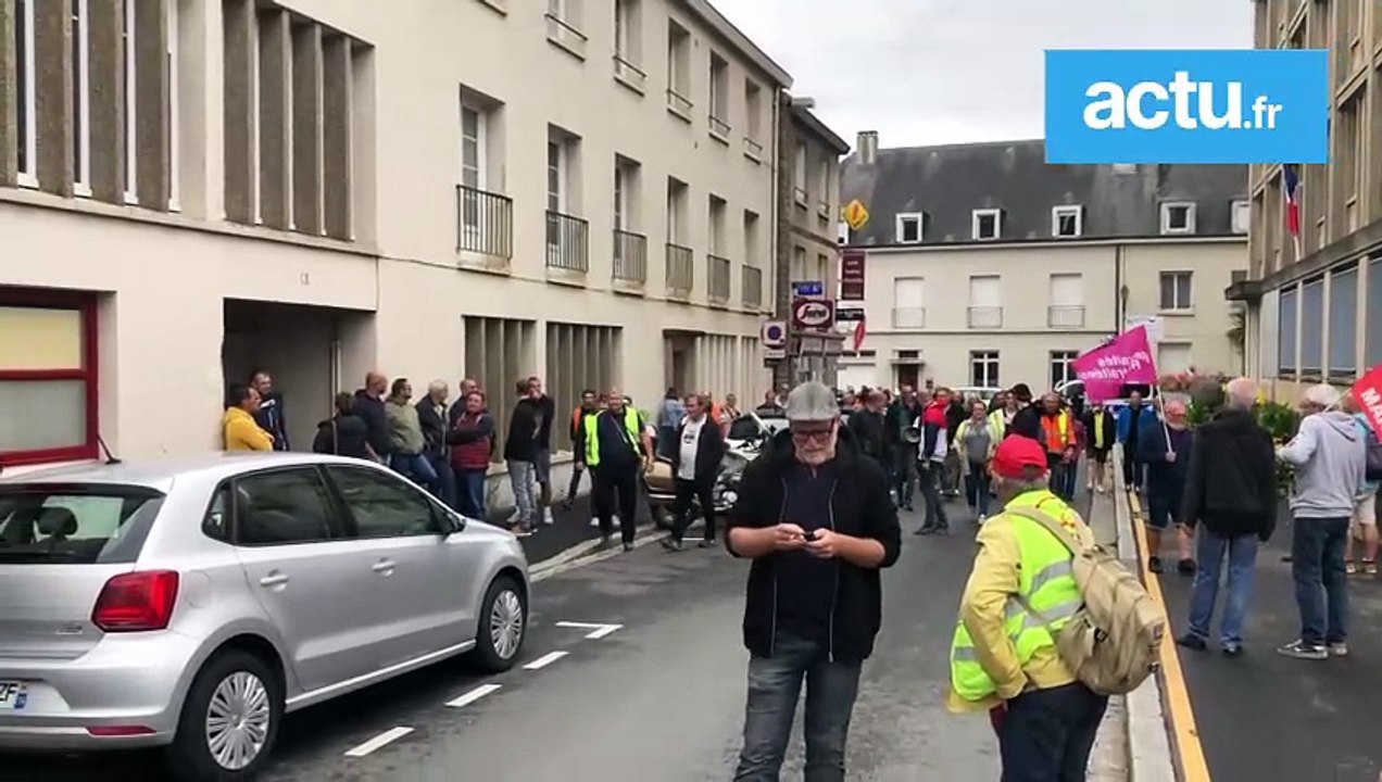 Manifestation Bloquons Tout à la préfecture de Saint-Lô, 250 personnes réunies