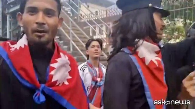 Nepal nel caos, città a ferro e fuoco. È caccia ai politici