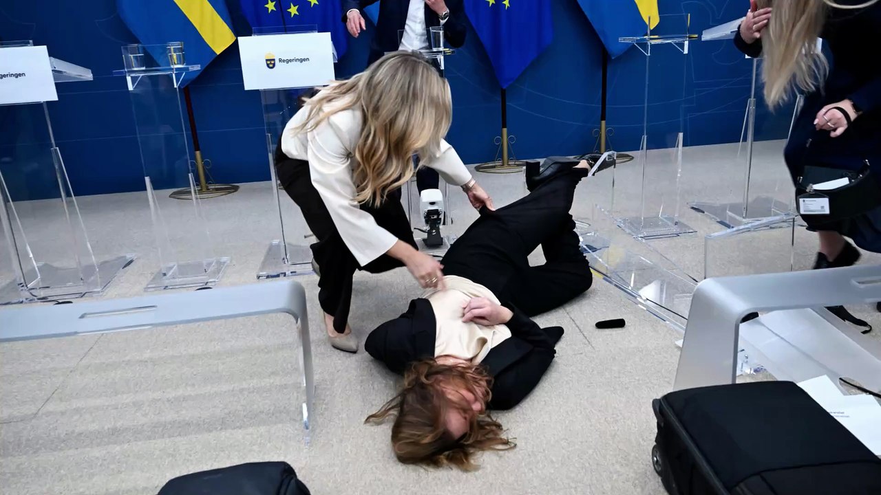 Paura per Elisabet Lann: la nuova ministra svedese sviene in diretta tv
