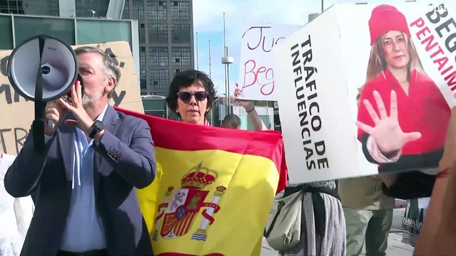 Gritos contra Sánchez y Begoña Gómez en la concentración frente a los juzgados