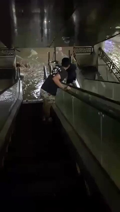 Floodwaters Rush Into Underground Basement, People Trapped in Bali, Indonesia 🚨🌊