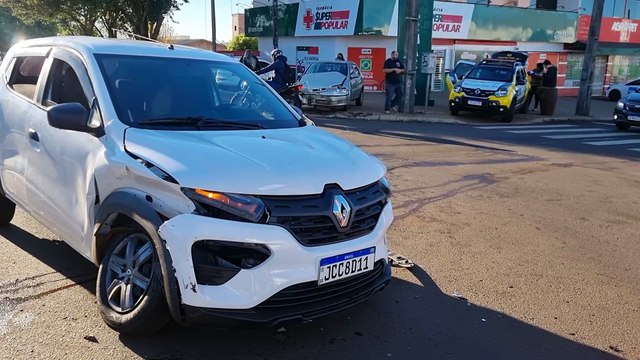Acidente com três veículos em cruzamento sinalizado por semáforo mobiliza PM no Jardim Clarito