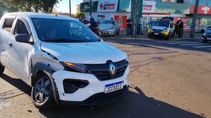 Acidente com três veículos em cruzamento sinalizado por semáforo mobiliza PM no Jardim Clarito
