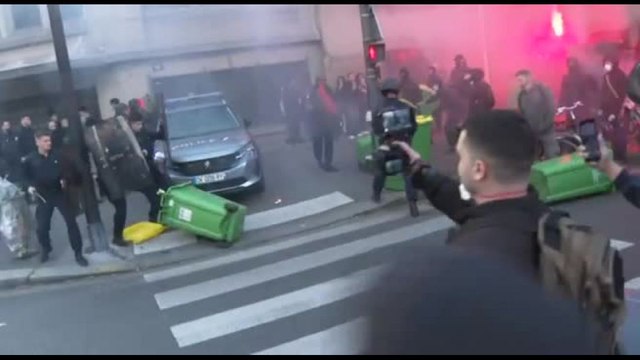 Gli scontri fra polizia e studenti davanti a un liceo a Parigi