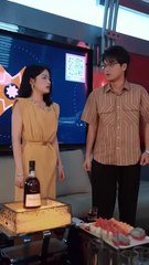 (6) The ending of the story: The boyfriend she had secretly loved for ten years turned around and held someone else's hand. She lost control and got drunk and had a ridiculous night with a cold-faced doctor. She thought it was just an accident, but he fel