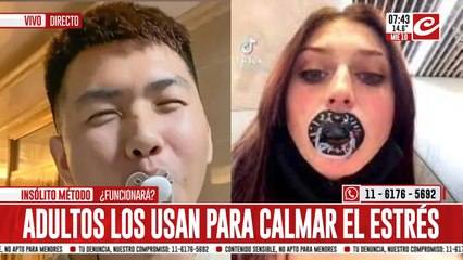 Adultos con chupetes, la nueva tendencia que genera polémica en las redes