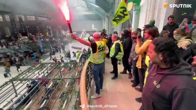 #Bloquonstout: Des manifestants ont réussi à pénétrer dans la gare du Lyon à Paris avec des fumigènes et des drapeaux palestiniens - Regardez