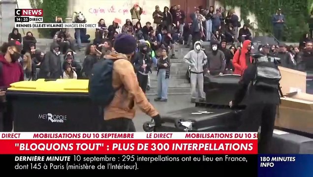 #bloquonstout: En direct de Rennes, les black blocs tentent d'empêcher CNews de filmer le défilé et brandissent le drapeau palestinien - Regardez