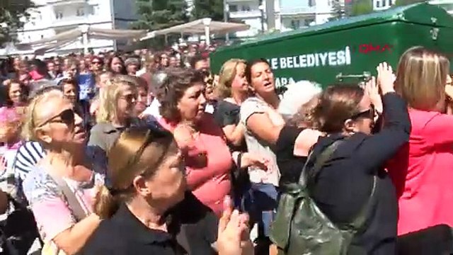 5 yaşındaki kızının gözü önünde kayınpederinin bıçakladığı, yüksek mühendis olan Başak'ın cenazesini kadınlar taşıdı