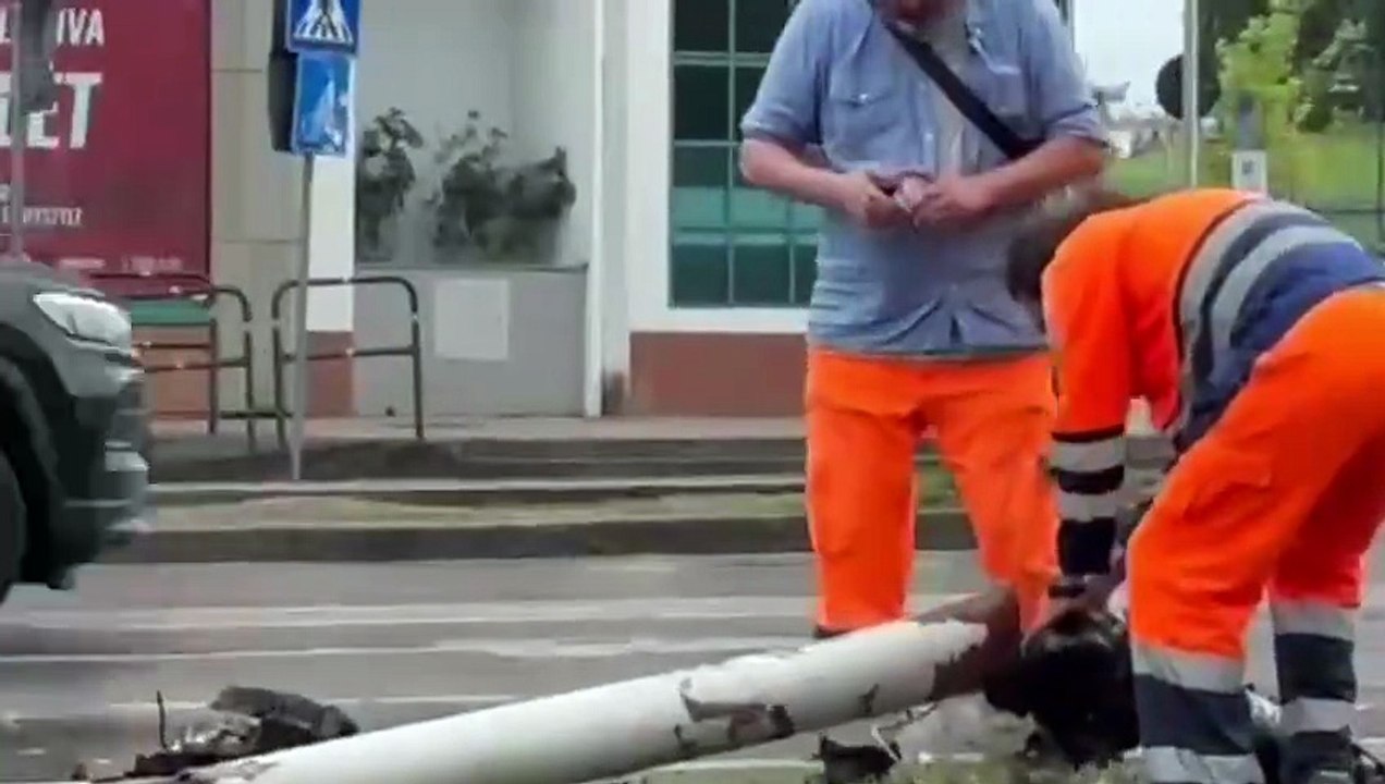 Incidente a Firenze: auto si ribalta e travolge palo della luce