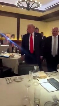 Des manifestants ont hué le président américain Donald Trump dans un restaurant de Washington en criant Libérez Washington ! Libérez la Palestine ! Trump est le Hitler de notre époque ! - VIDEO