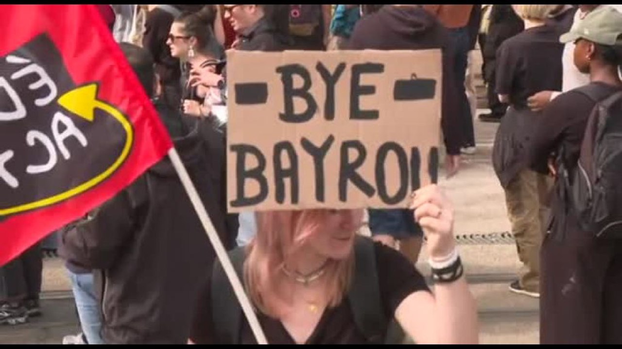 La Francia nel caos per le proteste di "Bloquons tout"