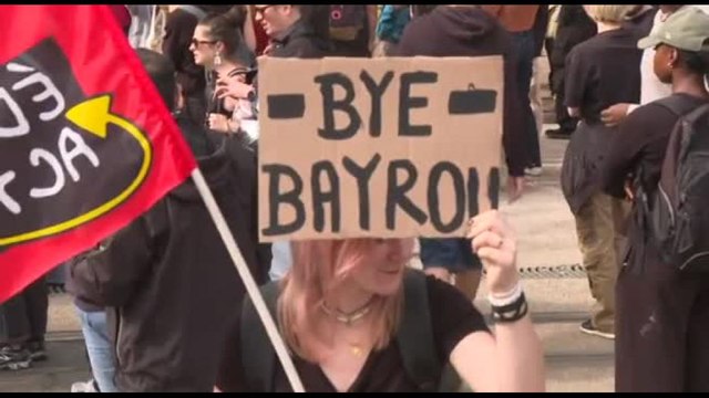 La Francia nel caos per le proteste di Bloquons tout