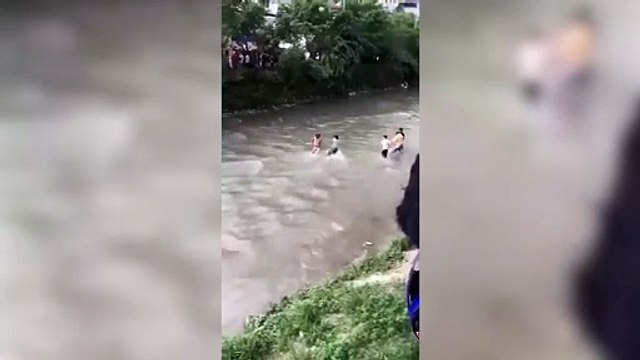 Caos en Nepal: Una multitud enfurecida persiguió, golpeó, desnudó y arrojó a un río al ministro de Finanzas