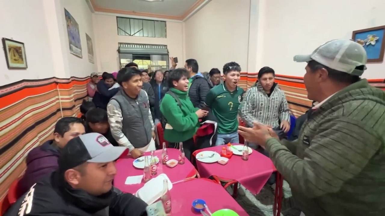 Aficionados de Bolivia celebran la victoria frente a Brasil
