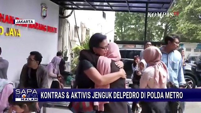 Momen KontraS dan Aktivis Kunjungi Direktur Lokataru Delpedro Marhaen di Polda Metro | SAPA MALAM