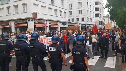 Les manifestants se sont réunis devant le monument aux morts de Bayonne