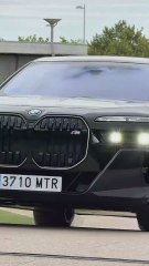 Álvaro Carreras se para con los fans a la salida del entrenamiento del Real Madrid