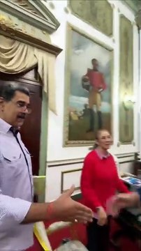 Miguel Mejía entrega la bendición de la Virgen de la Altagracia a Nicolás Maduro en Miraflores