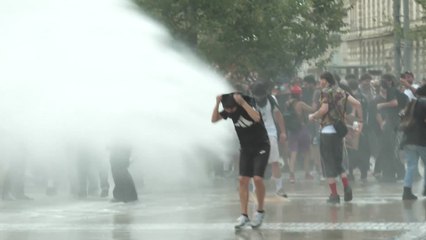La police française utilise des canons à eau contre les manifestants du mouvement « Bloquer Tout »
