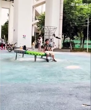 Mieux qu'un manège, ces gamins savent s'amuser