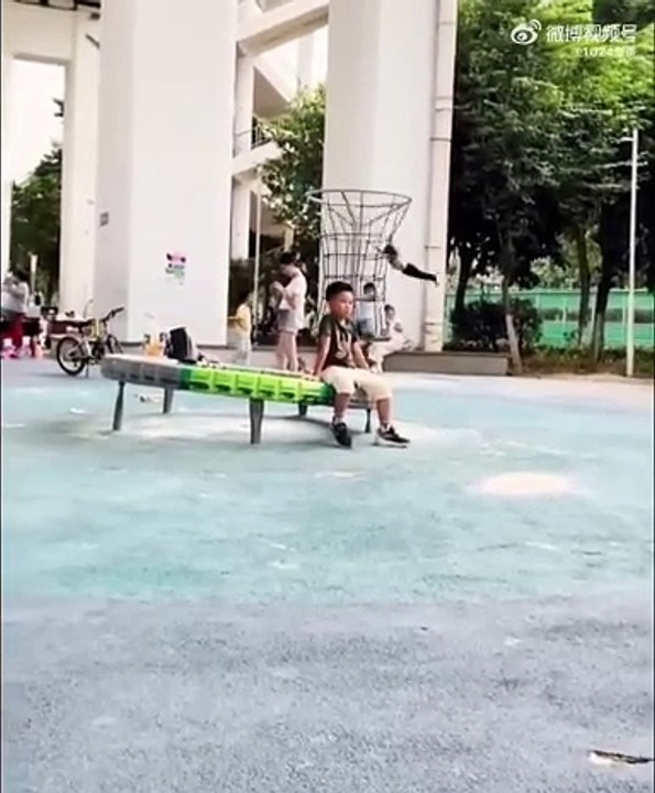 Mieux qu'un manège, ces gamins savent s'amuser