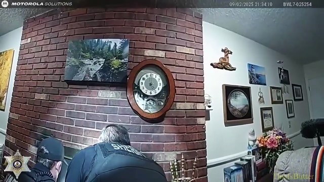 Ce policier sauve un raton laveur coincé dans une cheminée