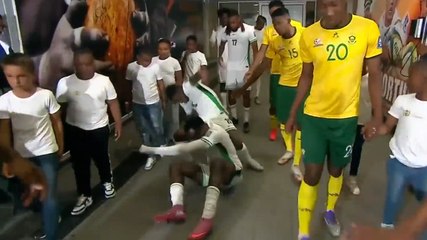 Scivolano nel tunnel per entrare in campo: la scena è tutta da ridere