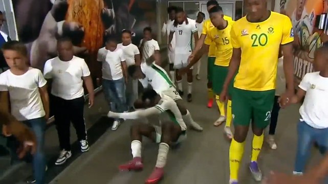 Scivolano nel tunnel per entrare in campo: la scena è tutta da ridere