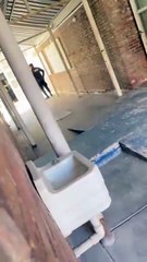 Así entraba la policía a la escuela de Mendoza