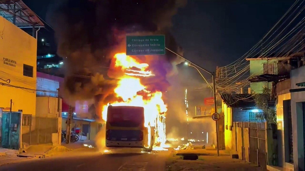 Incêndio Destrói Ônibus na Linha Nova Descoberta - Cabo Gá: Impactos e Consequências na Zona Norte de Recife