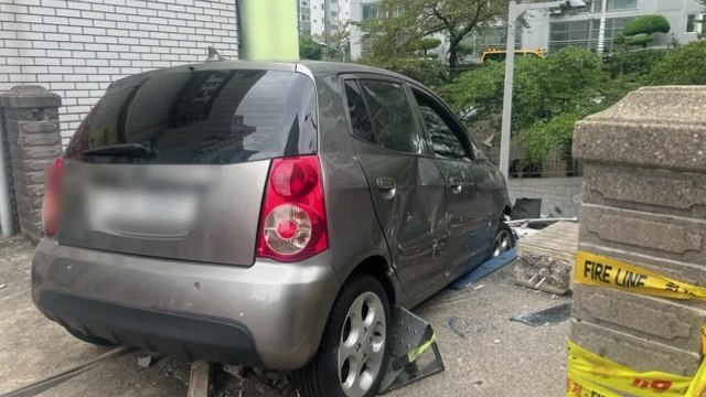 승용차, 아파트 난간 충돌...낙하물에 행인 6명 부상 / YTN