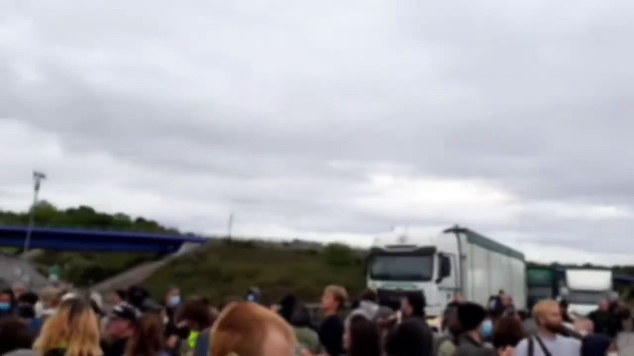 🇫🇷 Une manifestante se fait asperger de gaz lacrymogène par un policier, à Clermont-Ferrand.    De violents affrontements sont signalés entre manifestants et la police, près de la Gare du Nord, à Paris.   La police charge les manifestants, rue