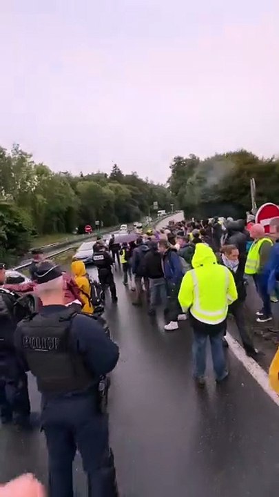 🇫🇷 Une manifestante se fait asperger de gaz lacrymogène par un policier, à Clermont-Ferrand.    De violents affrontements sont signalés entre manifestants et la police, près de la Gare du Nord, à Paris.   La police charge les manifestants, rue du Faubou