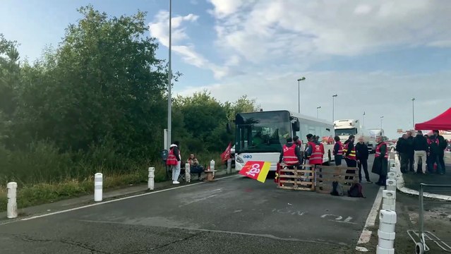 🇫🇷 Une manifestante se fait asperger de gaz lacrymogène par un policier, à Clermont-Ferrand. De violents affrontements sont signalés entre manifestants et la police, près de la Gare du Nord, à Paris. La police charge les manifestants, rue du Faubou