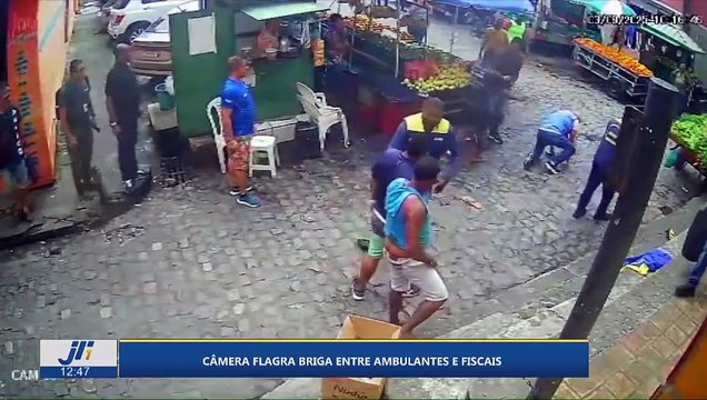 Câmera flagra briga entre ambulantes e fiscais