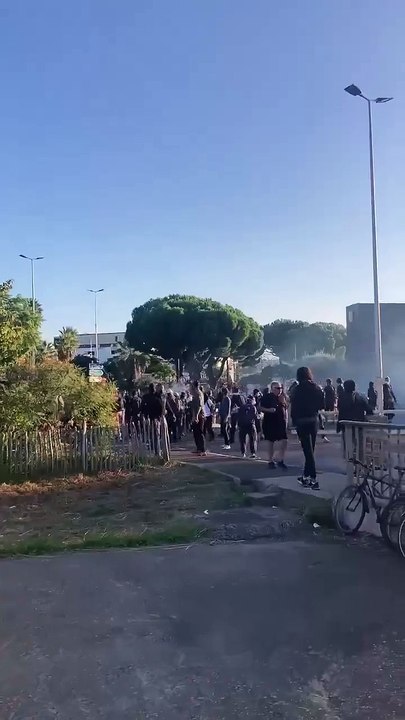 🇫🇷 Une manifestante se fait asperger de gaz lacrymogène par un policier, à Clermont-Ferrand.    De violents affrontements sont signalés entre manifestants et la police, près de la Gare du Nord, à Paris.   La police charge les manifestants, rue du Faubou