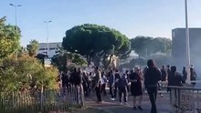 🇫🇷 Une manifestante se fait asperger de gaz lacrymogène par un policier, à Clermont-Ferrand.    De violents affrontements sont signalés entre manifestants et la police, près de la Gare du Nord, à Paris.   La police charge les manifestants, rue du Faubou
