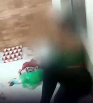 VÍDEO: “Talarica safada”; Mulher descobre traição do marido com amiga e ataca a amante