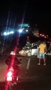 VÍDEO: Caminhão colide e homem fica preso nas ferragens em grave acidente na BR-324