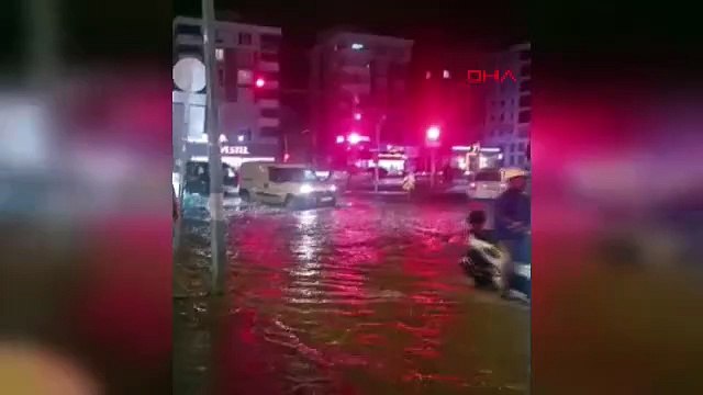 Sağanak yağış sele dönüştü; yollar sular altında kaldı
