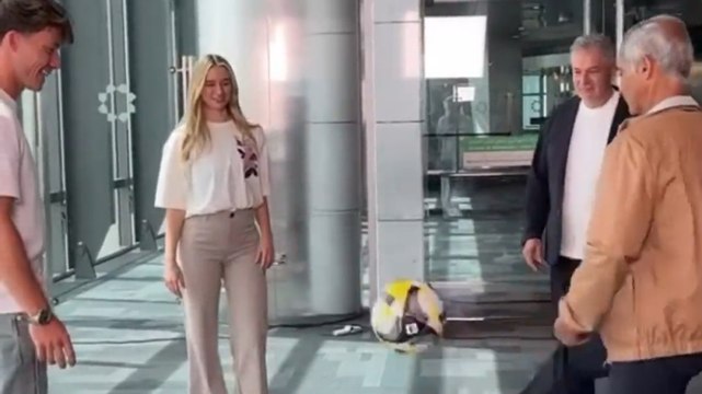 Baggio e Romario, palleggi in aeroporto: che show!