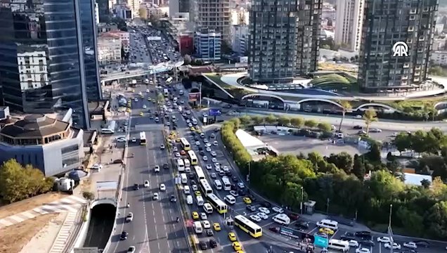 Haftanın dördüncü iş gününde trafik yoğunluğu yaşanıyor