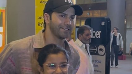 Airport पर Varun के साथ फैंस ने एक-एक कर ली सेल्फी!